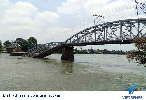 Cầu Ghềnh bị đâm sập - Ảnh 1