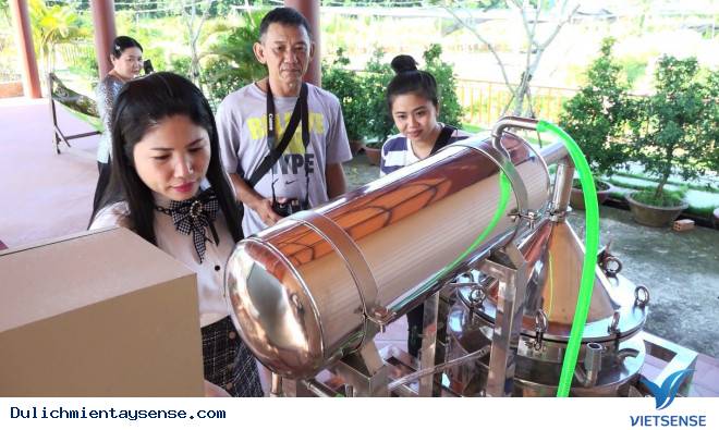 Kinh ngạc với cánh đồng hoa hồng có biểu diễn cá lóc bay - Ảnh 3 Kinh ngạc với cánh đồng hoa hồng có biểu diễn cá lóc bay - Ảnh 3