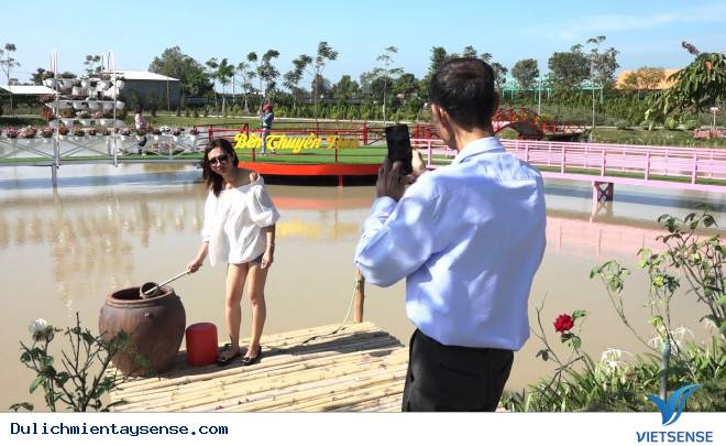 Kinh ngạc với cánh đồng hoa hồng có biểu diễn cá lóc bay - Ảnh 4 Kinh ngạc với cánh đồng hoa hồng có biểu diễn cá lóc bay - Ảnh 4