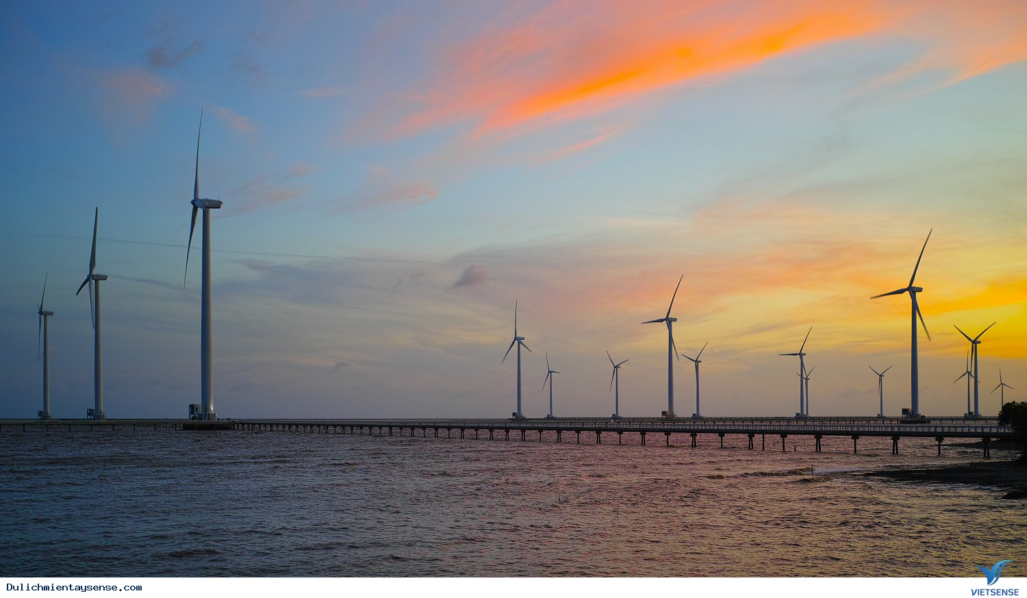 Mê mẩn với những góc sống ảo tại cánh đồng quạt gió ở Bạc Liêu - Ảnh 1 Mê mẩn với những góc sống ảo tại cánh đồng quạt gió ở Bạc Liêu - Ảnh 1