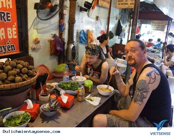 Tuyệt chiêu ăn hàng ở Việt Nam của đôi vợ chồng bán hết tài sản để hành trình thế giới - Ảnh 1 Tuyệt chiêu ăn hàng ở Việt Nam của đôi vợ chồng bán hết tài sản để hành trình thế giới - Ảnh 1